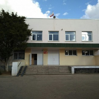 Входная группа Новоозерновская средняя школа - Евпатория. 